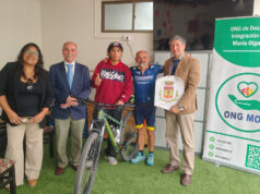 Ciclista italiano Carlo Motta culmina su travesía mundial en Arica con emotiva visita a albergue de ONG MOE
