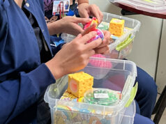 Hospital de Arica refuerza atención inclusiva con entrega de cajas sensoriales para personas autistas