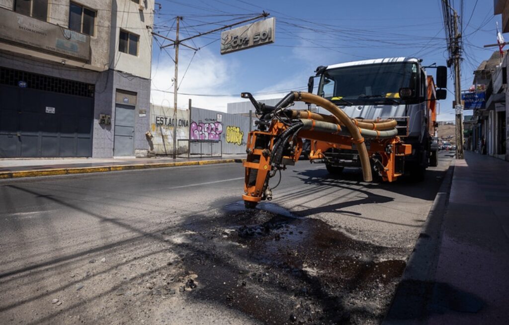 El camión Bacheador no les da tregua a los hoyos en Arica: en 6 días tapó 45 baches en calles de alto tráfico vehicular 