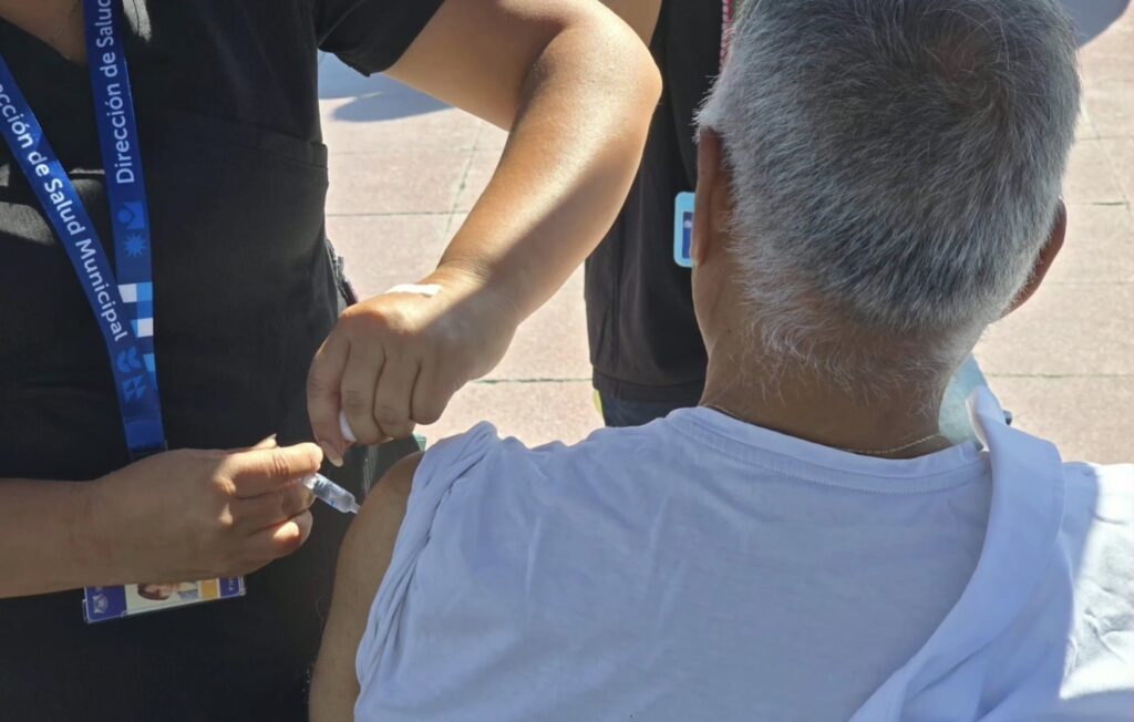 Autoridades llaman a grupos de riesgo a vacunarse tras aparición de nueva cepa A(H3N2)
