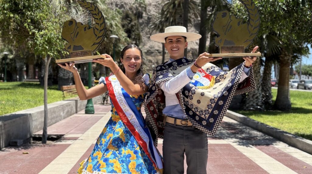 Campeones nacionales de cueca Espuelas de Bronce saludan al alcalde Vargas y dejan en alto el nombre de Arica