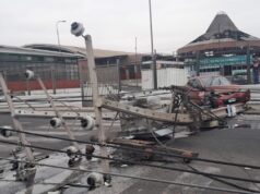 Conductor choca y derriba subestación eléctrica en Pedro de Valdivia en Arica