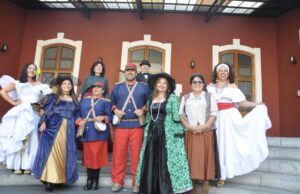 Cientos de personas recorren la histórica Casa del Gobernador durante el Día de los Patrimonios