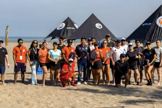 En Chinchorro arrancan clínicas de tenis playa gracias al Fondo Concursable del 8%