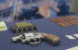 PDI Arica detuvo a dos imputados por microtráfico en las cercanías de establecimiento educacional: se incautaron armas, munición y drogas listas para su distribución